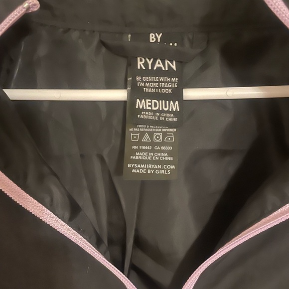 A barely used pullover jacket by Sami Ryan bought at Zumiez - Picture 4 of 6